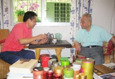 紫砂壶图片：许立忠与茶界泰斗张天福品茶论壶 - 美壶网