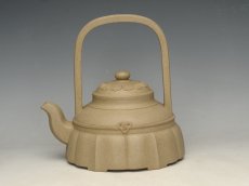 紫砂壶图片：裙花提梁  泥料：本山绿泥  容量：550cc - 美壶网